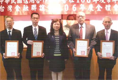 106/4/20常年社員代表大會獲頒「走入校園與社區辦理金融知識宣導活動感謝狀」,活動照片,點擊另開大圖