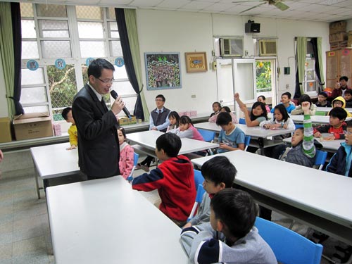 走入校園金融知識宣導活動,102/4/10至新竹市大湖國小,活動照片,點擊另開大圖